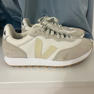 Veja : RIO BRANCO ALVEOMESH WHITE PIERRE NATURAL